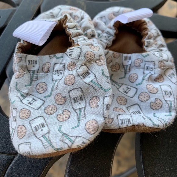 Newborn booties - Picture 1 of 1